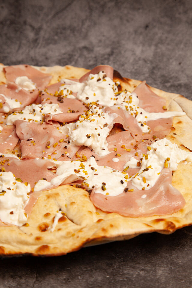 mortadella, stracciatella e pistacchio