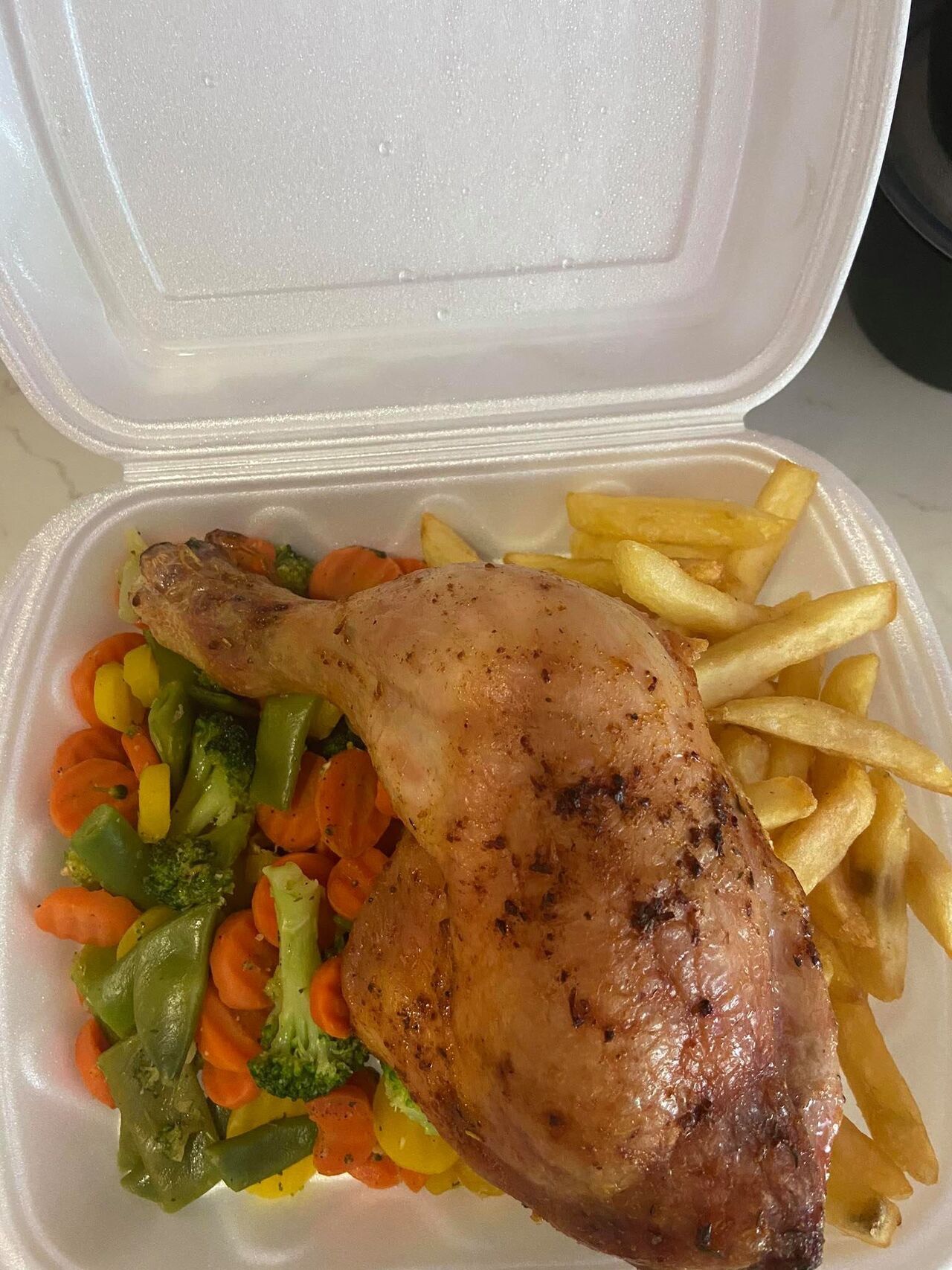 Sült csirkecomb vegyes körettel