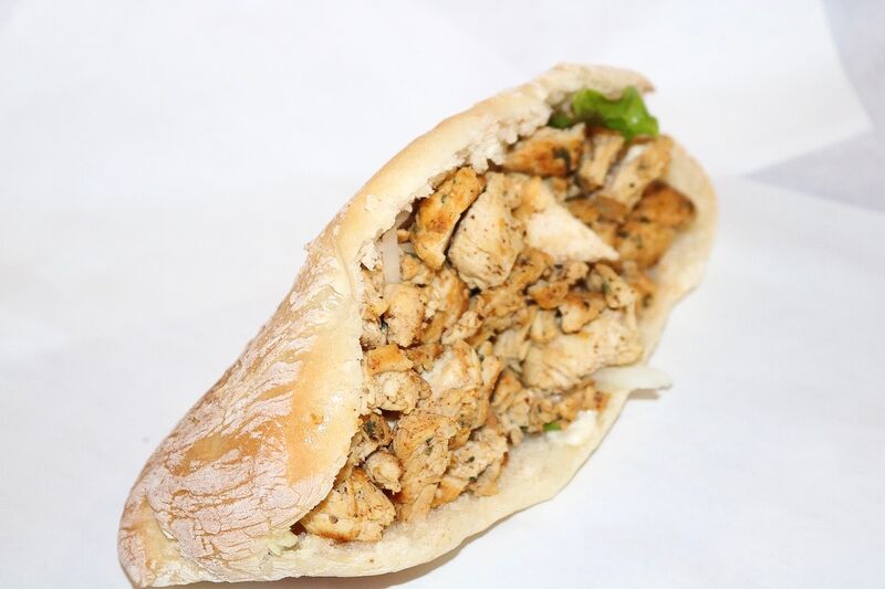 Sandwich chicken ( blanc de poulet mariné maison). seul: 5€
Menu frites+boisson 33cl: 6€