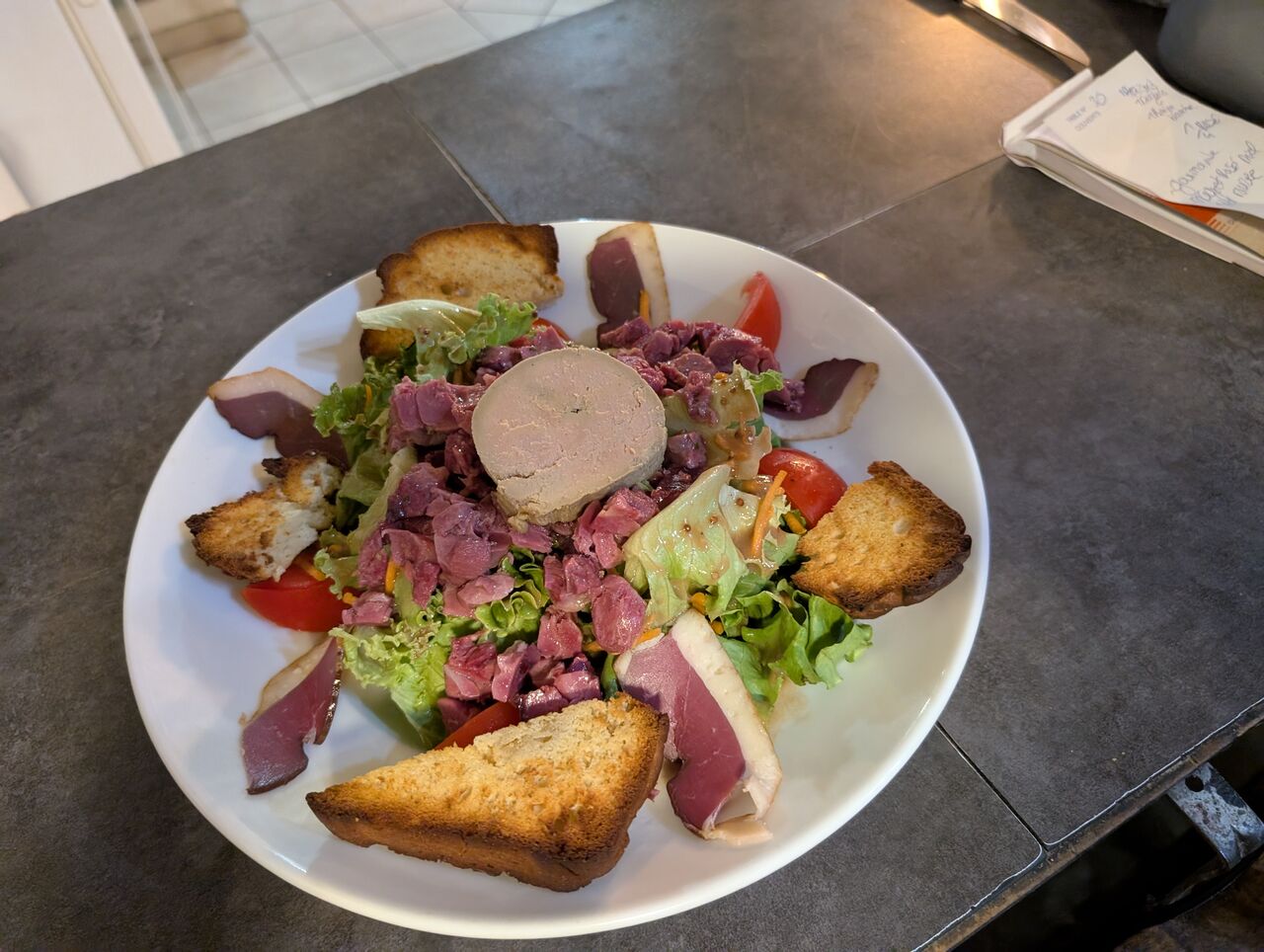 La salade gourmande (gésiers, magret fumés, foie gras)
