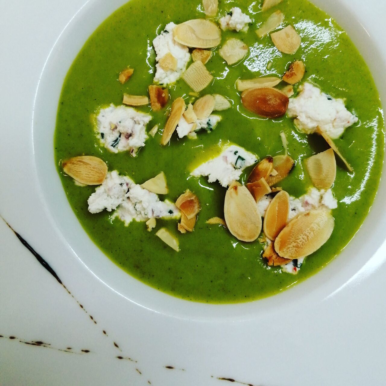Gaspacho de Courgette / Chèvre frais aux herbes et Amandes Torréfiées