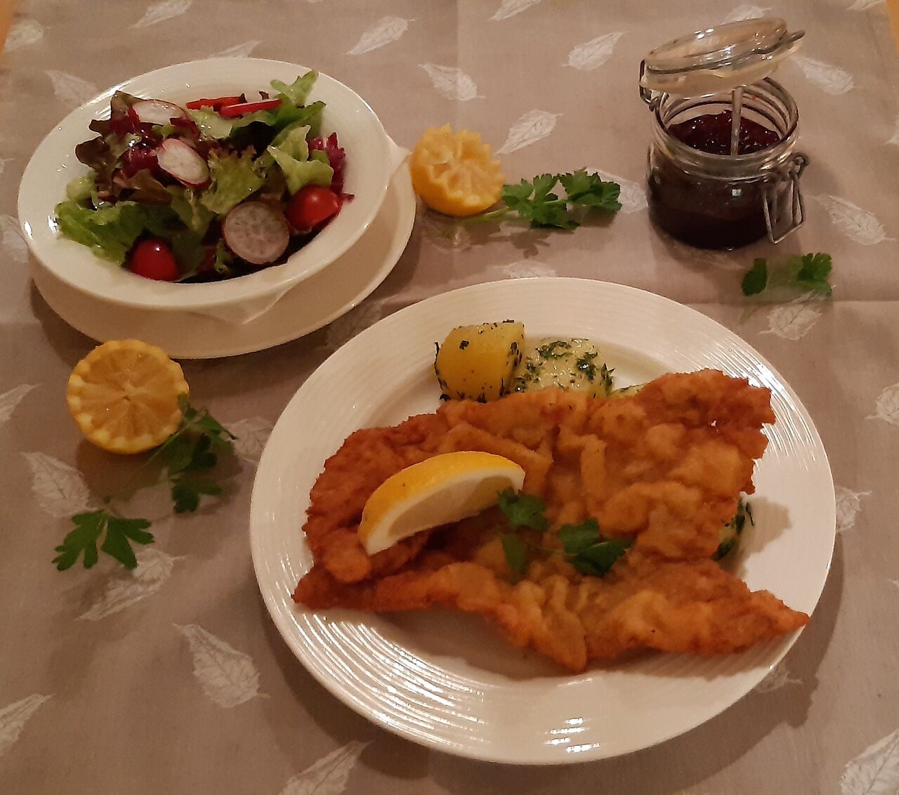 Wiener Schnitzel vom Schwein mit Petersilerdäpfel und Salat