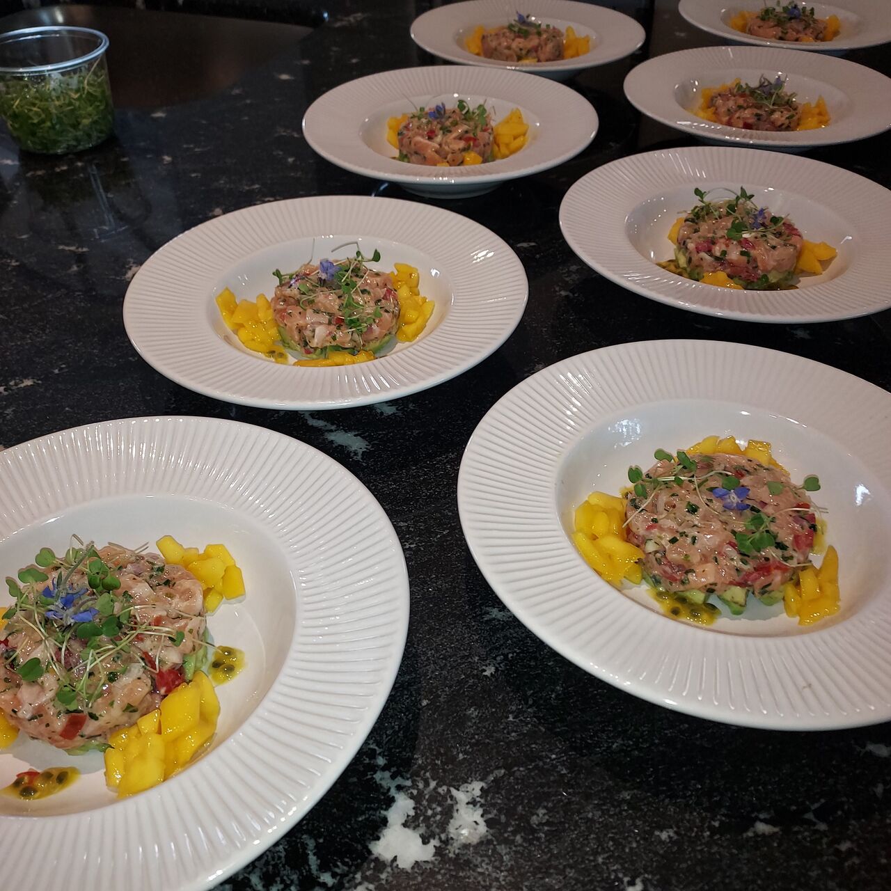 tartare de saumon et des de mangue