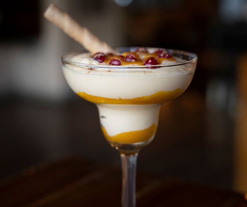 Mousse de mascarpone con puré de mango y cacao