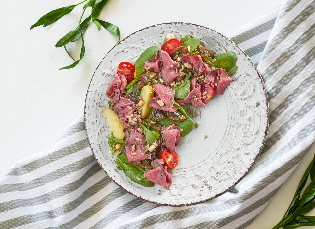 Салат з яловичиною та трюфельним соусом