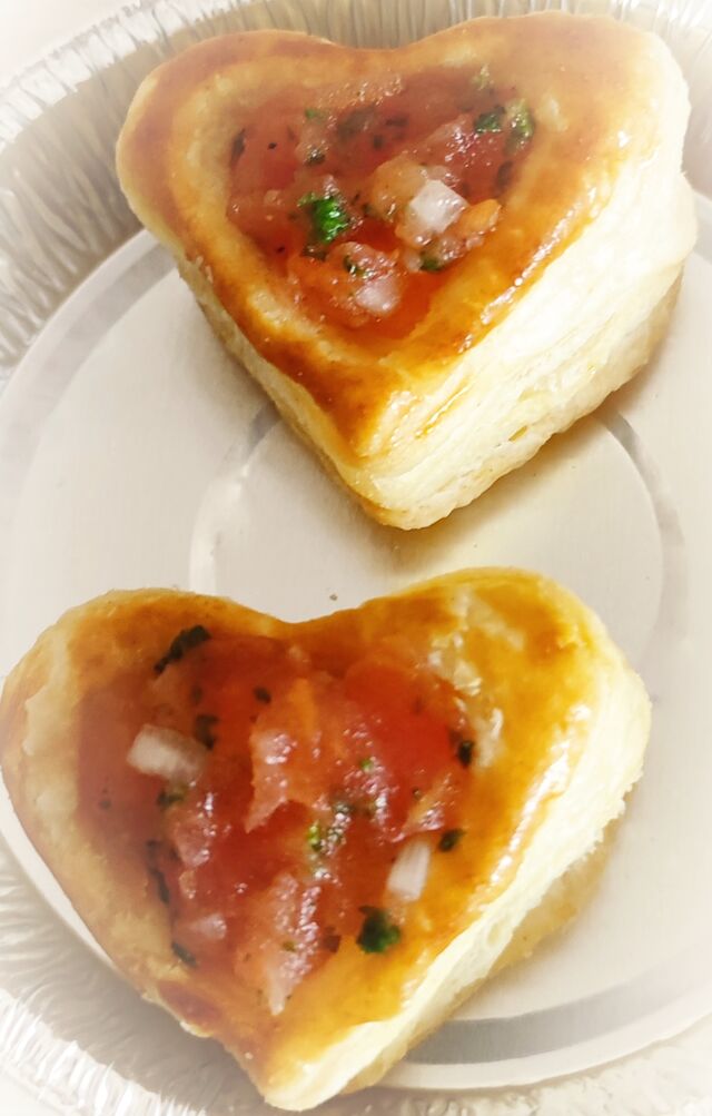 Coeur feuilleté au chèvre, tomates marinées au basilic