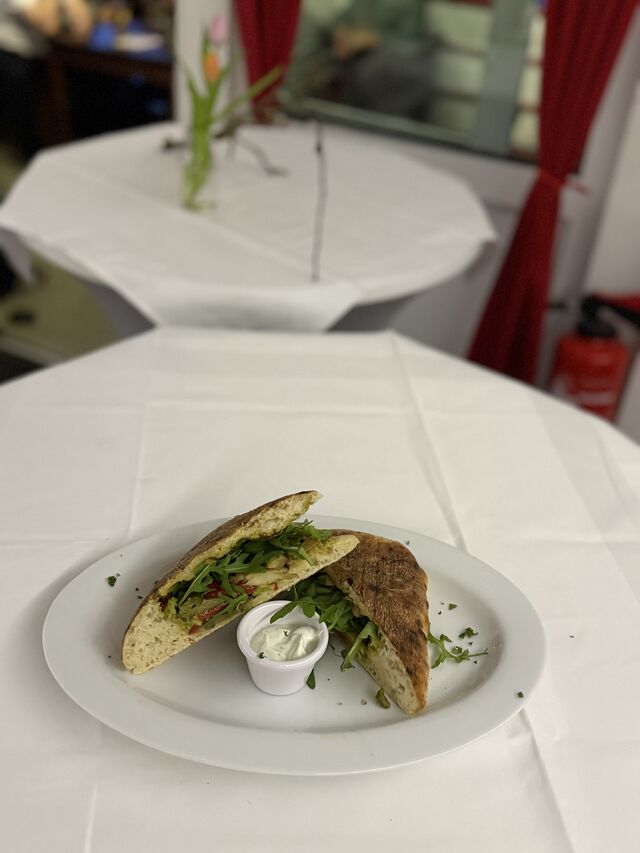 Mediterranes Sandwich mit Avokado, Gegrilltem Gemüse und Rucola