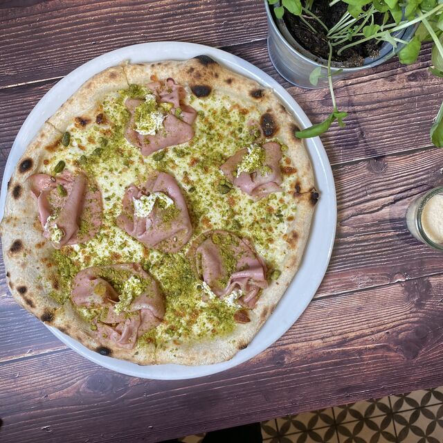 Pizza Mortazza mit Mortadella und Pistazien