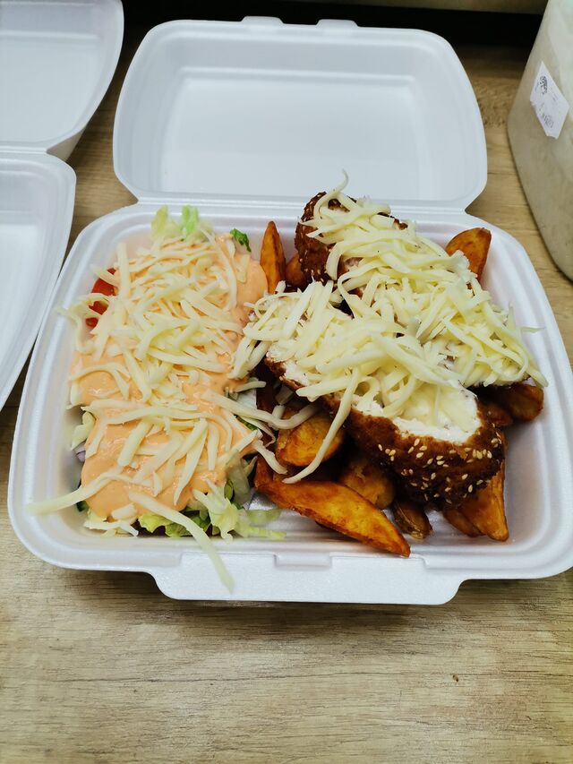 Fetás-Füstöltsajtos csirkemell steakburgonyával, friss salátával, választható mártással