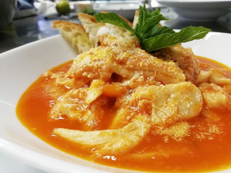 Trippa alla romana con pecorino e fette di pane croccante