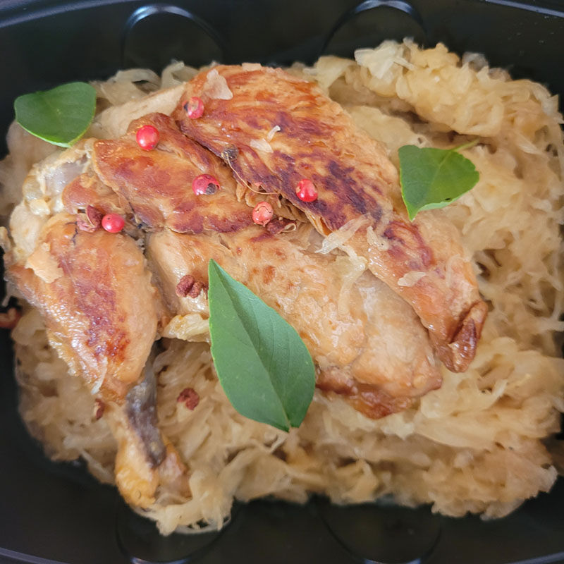CUISSE DE PINTADE SUR CHOUCROUTE BRAISEE