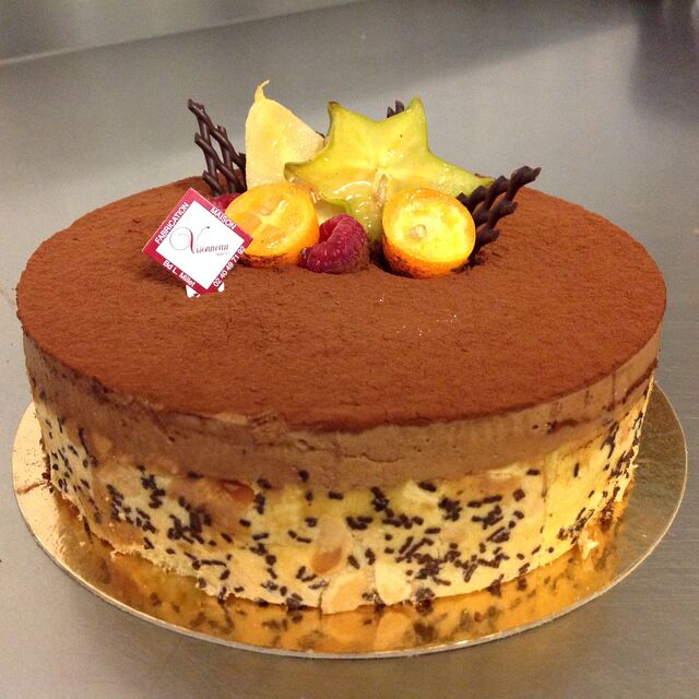 ROYALTINE : mousse chocolat noir, feuilletine au praliné sur un biscuit aux amandes.