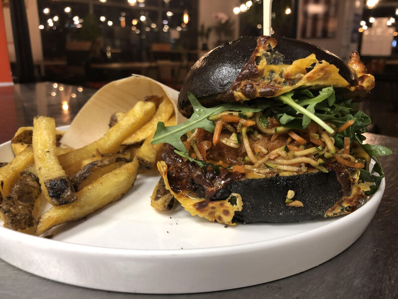 Le burger exotique version charbon végétal /cabillaud pané