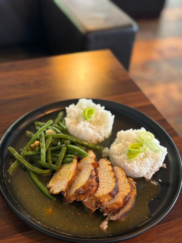 Kurací steak s prírodnou omáčkou, ryža, fazuľové struky na masle