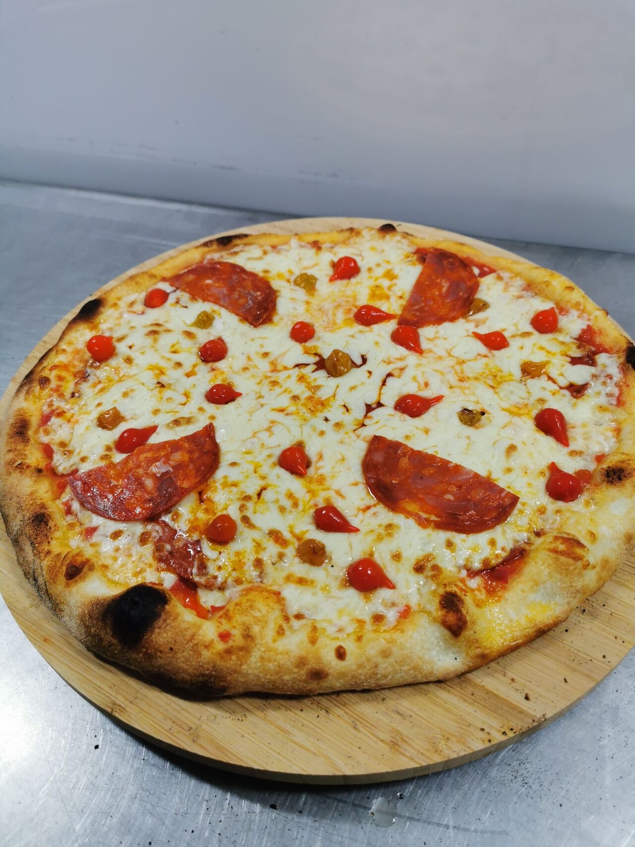 La Chorizo : Base tomate, goûtes de poivrons et Chorizo 