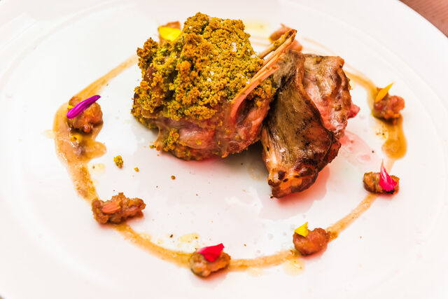 LA CUADRATURA DE I. NEWTON UN CORDERO LECHAL CON LOS SATELITES DE MOLLEJAS Y UNA COSTRA DE PISTACHO