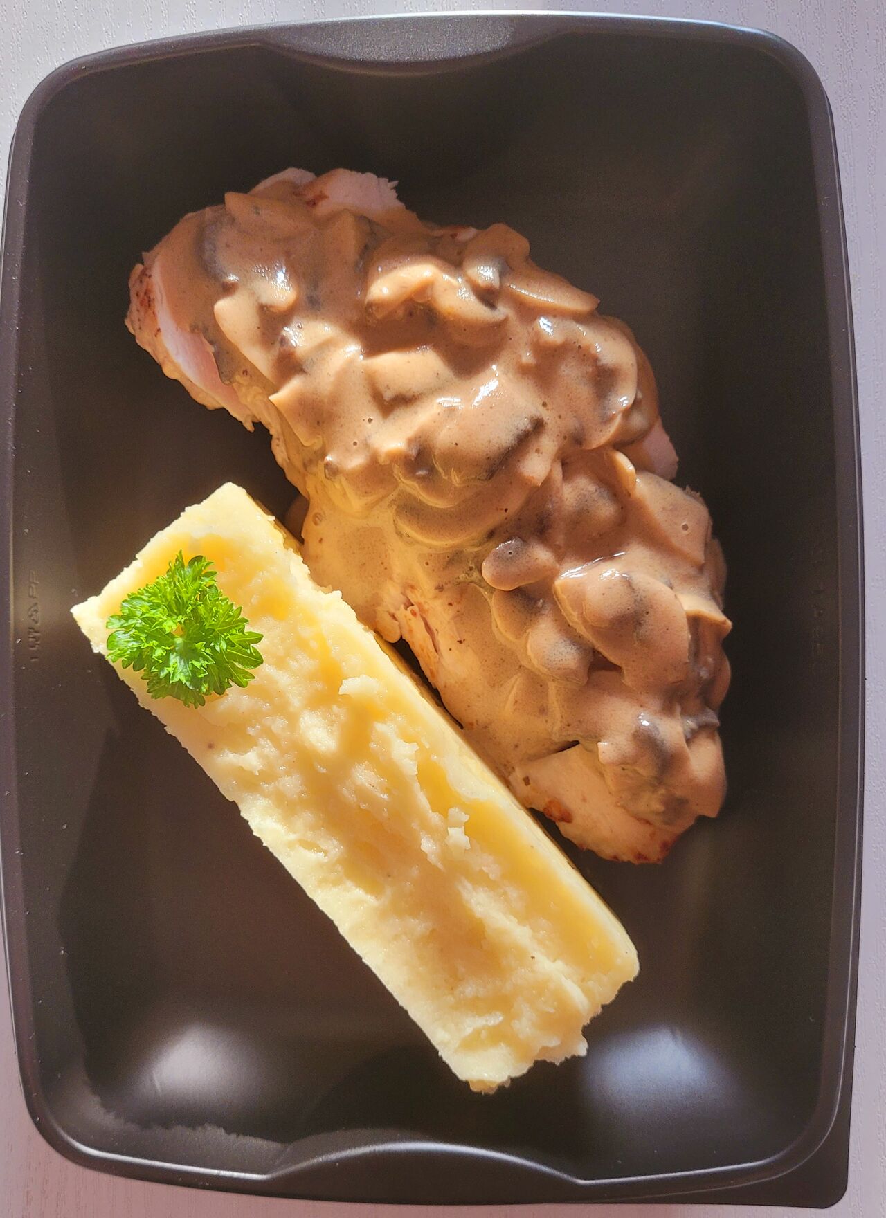 Filet de poulet à la forestière et son écrasé des champs