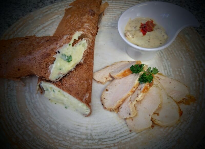 Galette , écrasé de pomme de terre, filet de poulet sauce mourarde