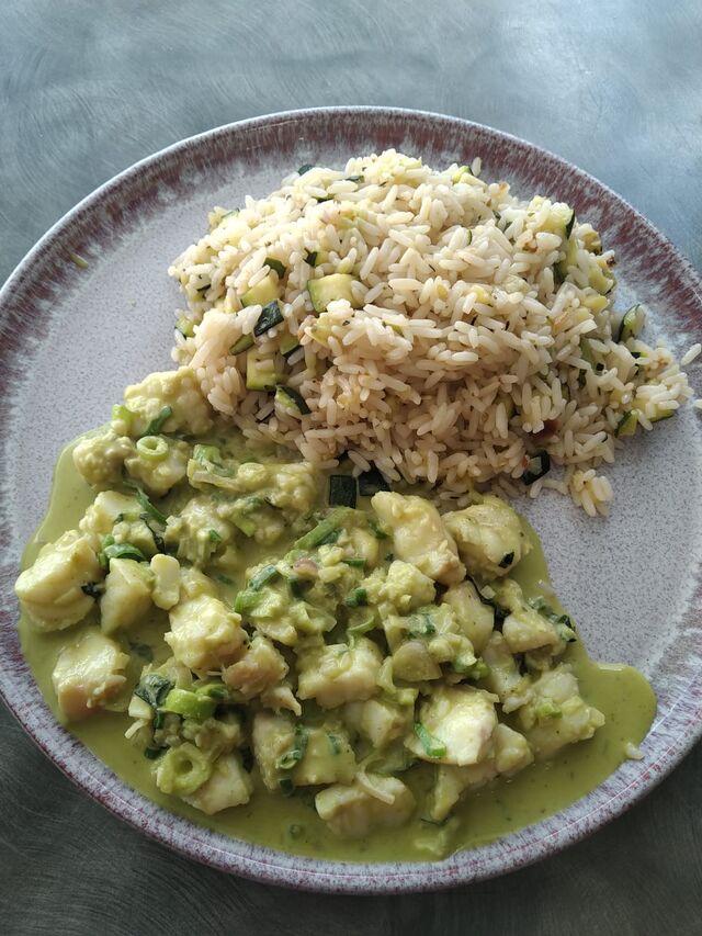 Fricassé de loup de mer, sauce basilic, pois cassé et citron vert, accompagné d'un riz aux courgettes 