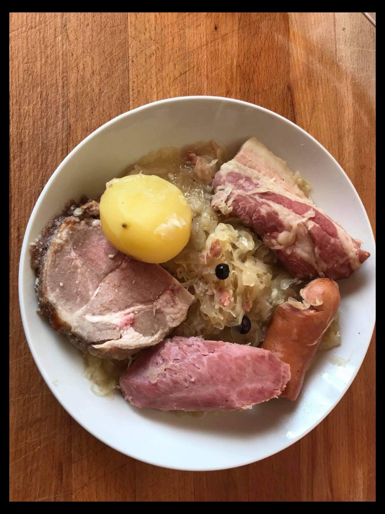 Choucroute : palette, rôti de porc, saucisse de francfort, poitrine de lard