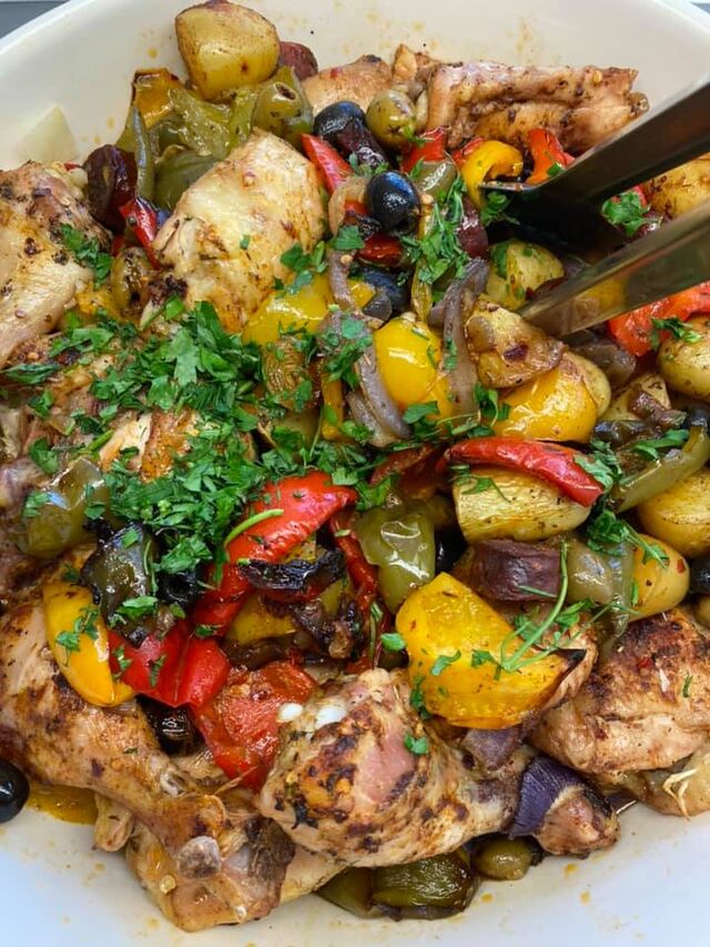 Spaanse schotel met kip, paprika's, olijfjes, chorizo en aardappelen