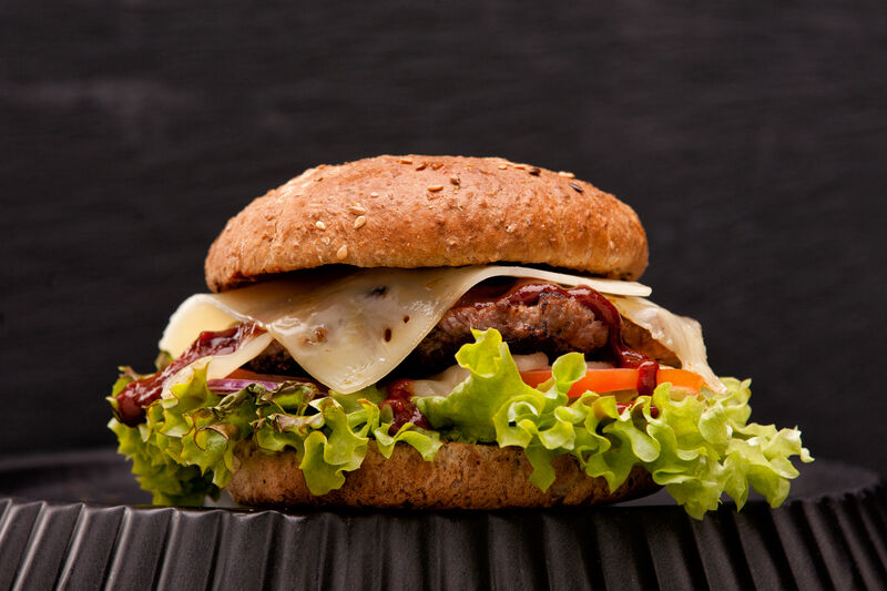 Kas Burger: Beef, 2xKäse, Tomaten, Zwiebeln, Gewürzgurken und BBQ Sauce