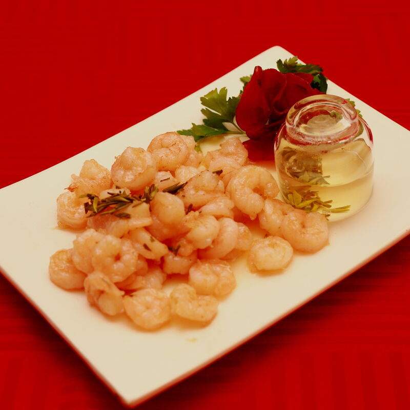 Garnelen in Tee sind eine Spezialität unseres Restaurants, sie werden mit Longjing-Tee aus Hangzhou, China, zubereitet. 