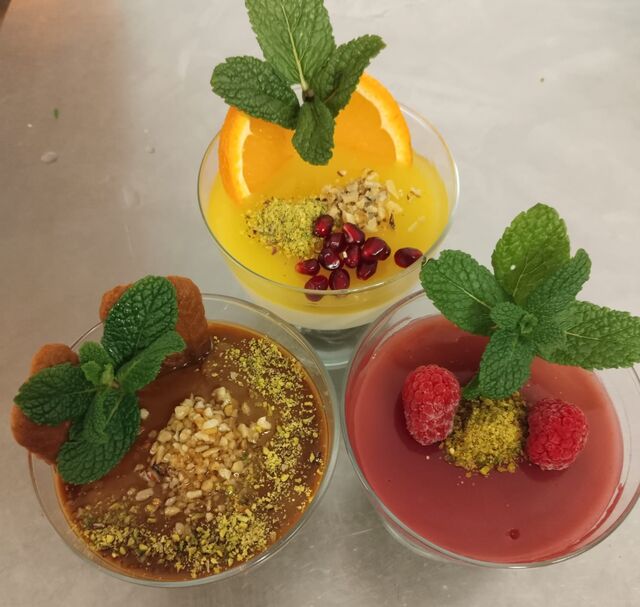 Muhallebi (dessert cremeux avec coulis de fruit ou specoulos)