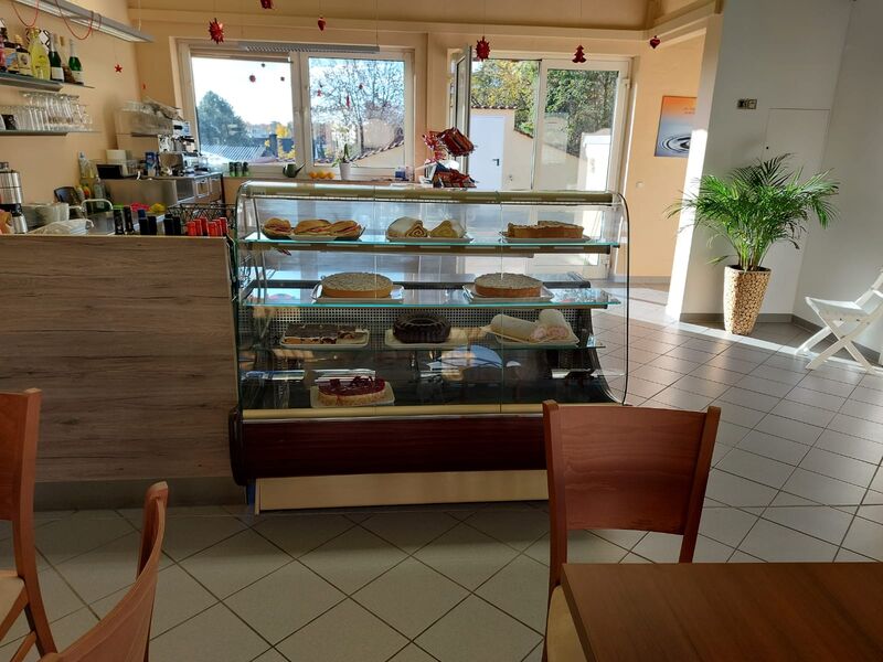 Täglich frisch Kuchentheke