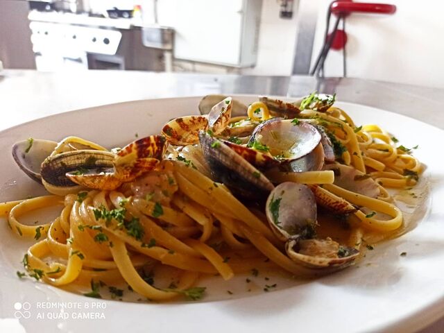 Spaghetti alle Vongole:
Spaghetti mit Venusmuscheln