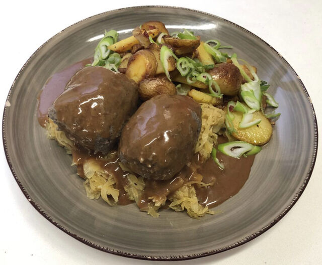Leberknödel mit Bratkartoffeln und Sauerkraut 