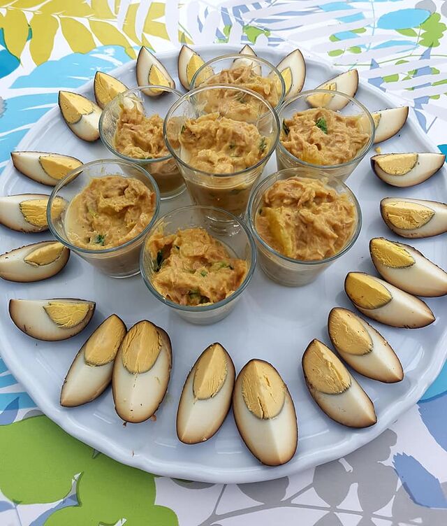 Oeufs rôtis aux épices et verrines de thon à la mangue