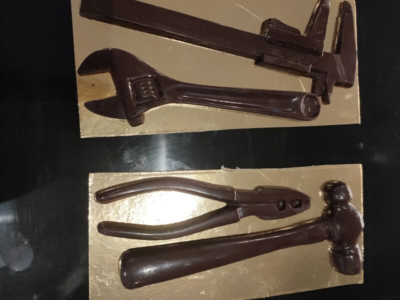 Le kit de bricolage en chocolat lait ou noir
5 € les 2 outils
7.50 € les 3 outils.......