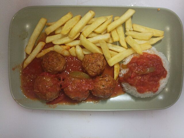 Albóndigas Con Tomate, arroz y Patatas