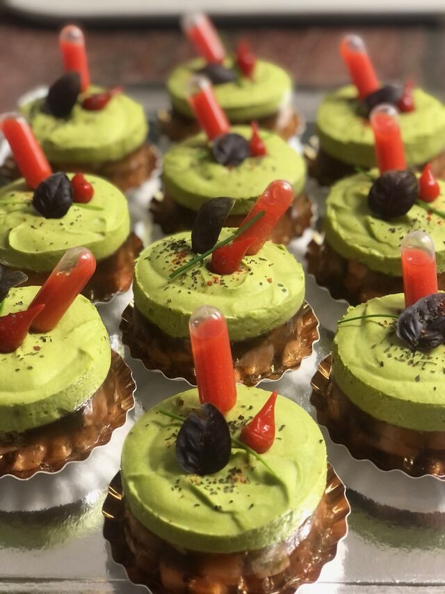 Duo de saumon frais et saumon fumé - bavaroise de petits pois - coulis de poivrons rouges