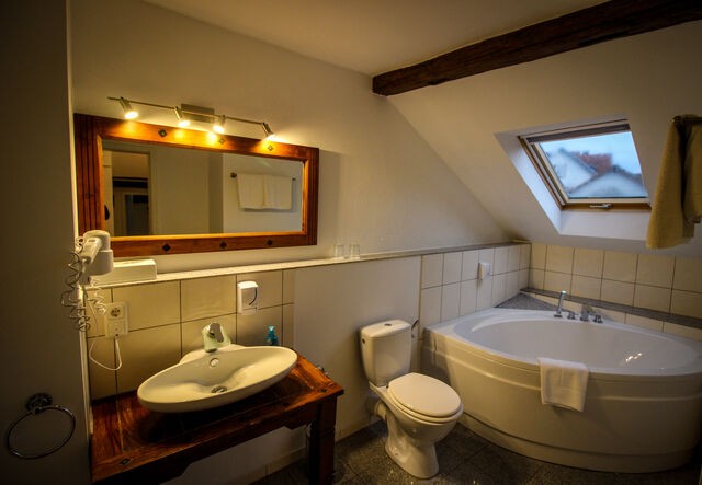 Badezimmer mit Badewanne