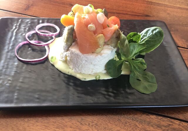 Charlotte d'asperge et saumon fumé, sauce mousseline à l'ail des ours