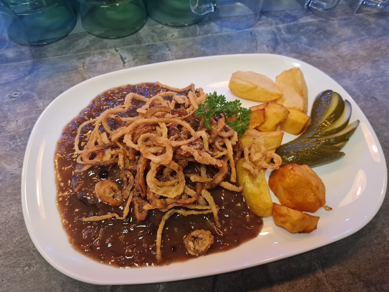 Gedünsteter Zwiebelrostbraten mit Bratkartoffeln 