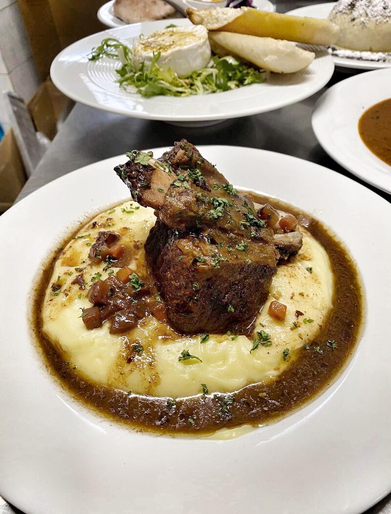 Hovězí žebírko na kořenové zelenině a červeném víně