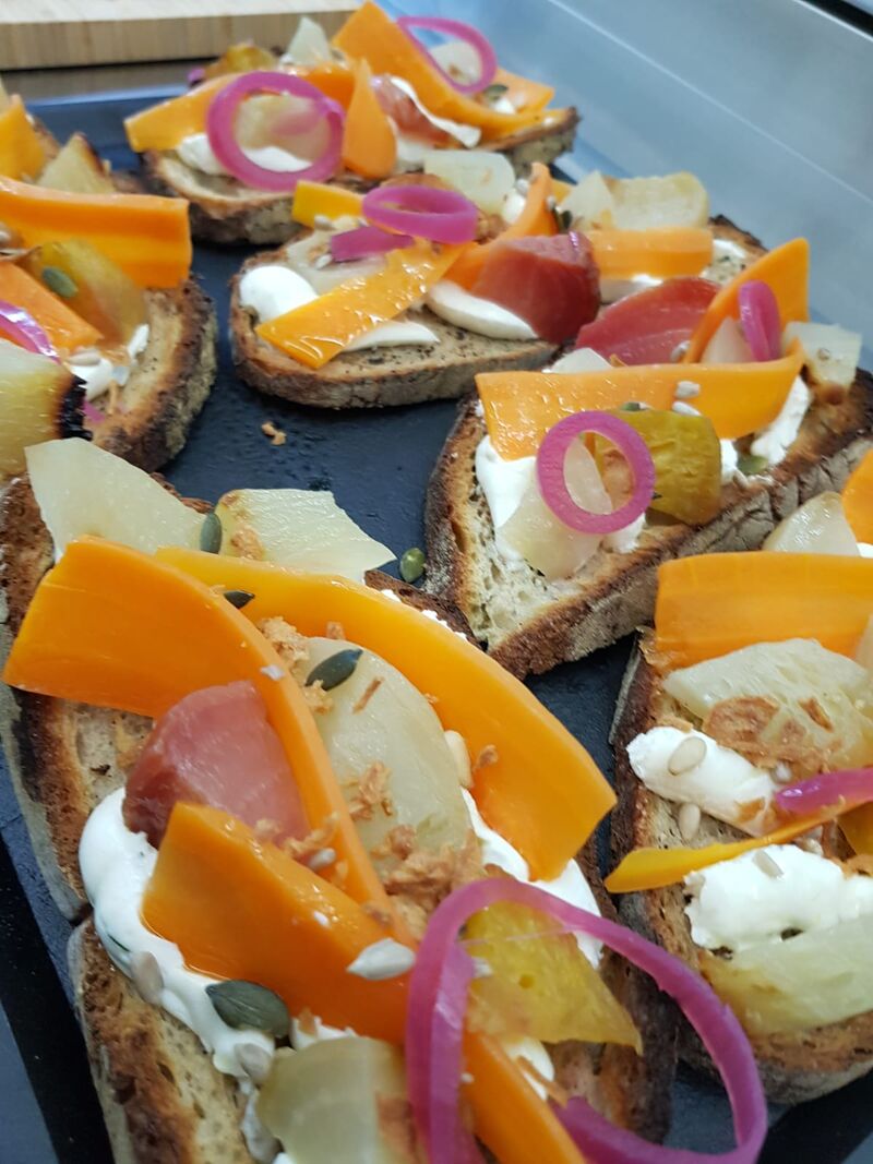 La marché :
Betteraves et carottes rôties au miel, crème légère au chèvre et coriandre, pickles oignons rouges. 