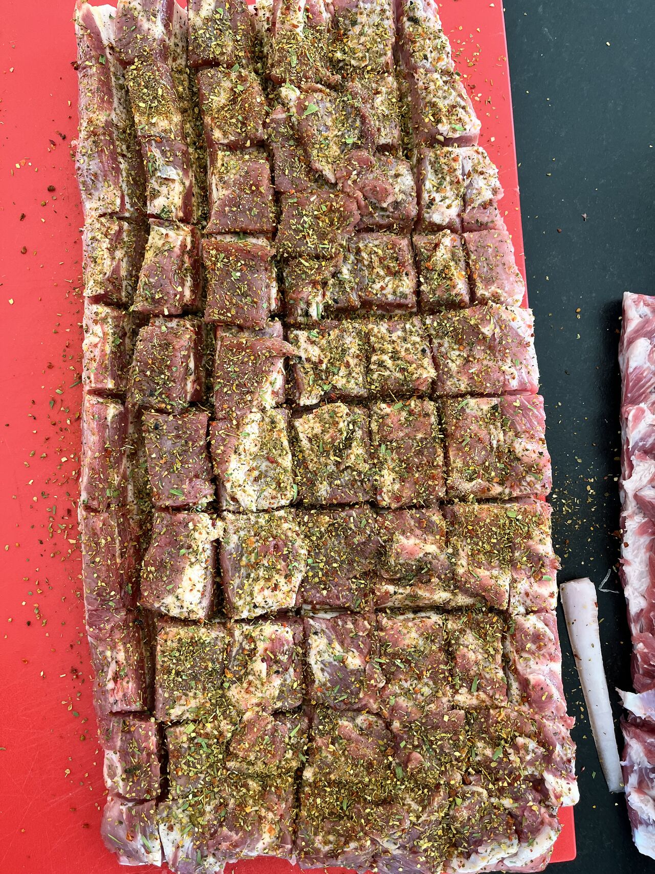 Mise en place des épices à l'intérieur de la poitrine.