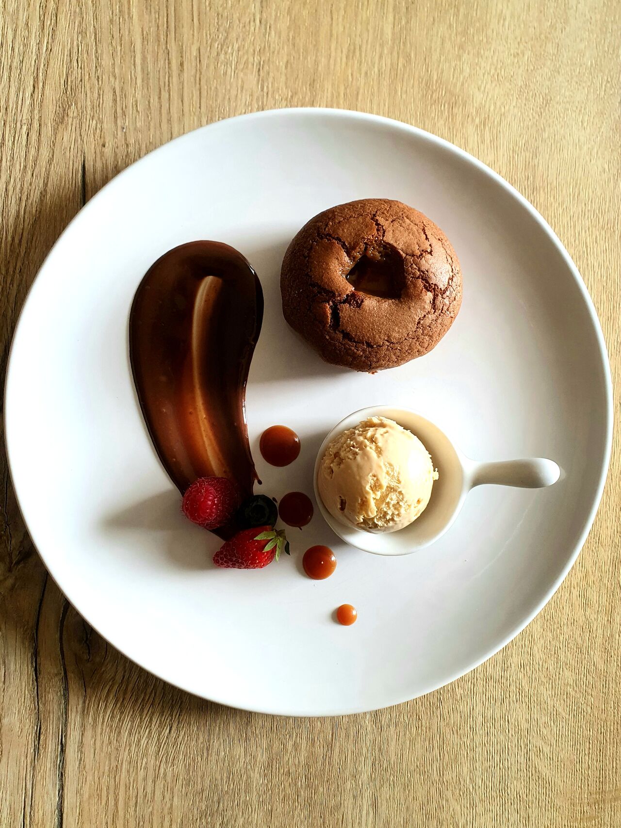 moelleux au chocolat, cœur au caramel beurre salé et boule de glace diamant
