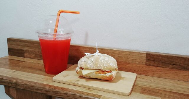 Zumo de melón y sandía, combinado con una pulguita de chorizo, miel, queso y almendra! Mmmm...