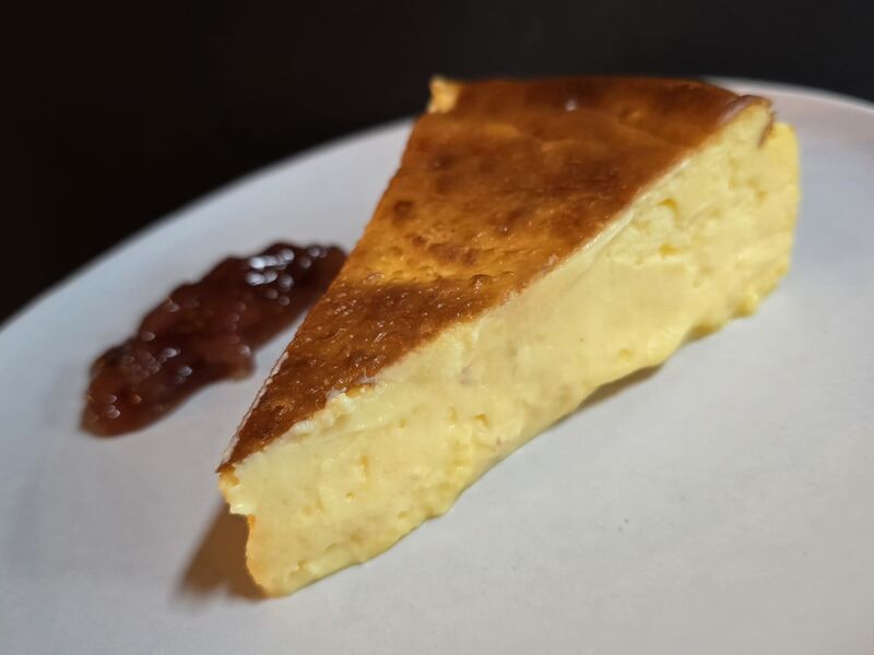 Tarta de queso San Simón con mermelada de higos negros 
