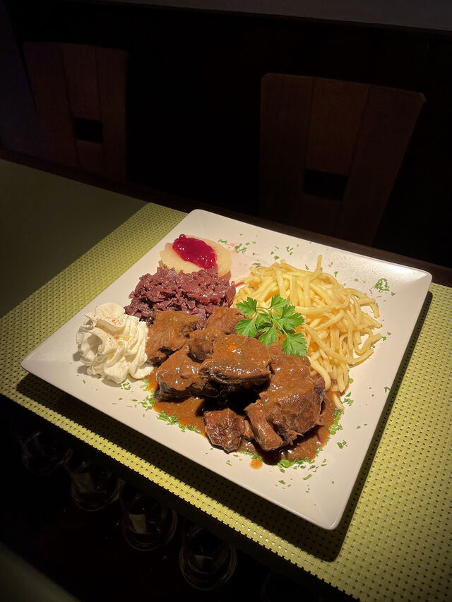 Hirschgulasch an Spätzle, Rotkohl und Christbirne mit Preiselbeeren