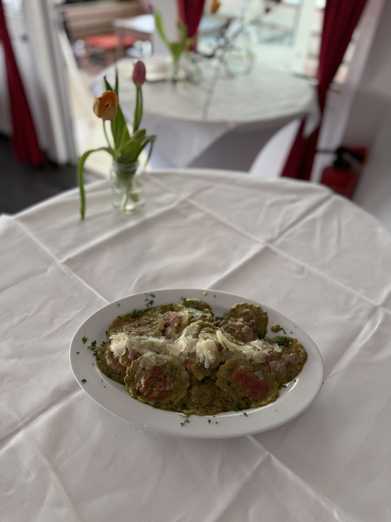 Gefüllte Teigtaschen mit Rote Bete und Ziegenkäse auf Pesto