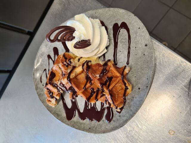 La gaufre de Liège et sa boule de glace et chocolat Belge Chaud