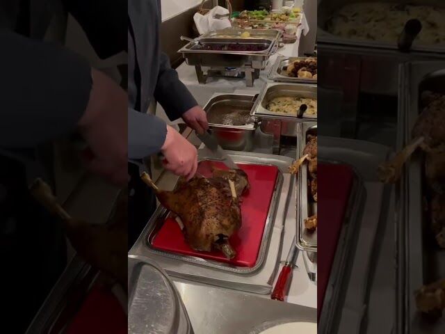 die Gänse werden tranchiert