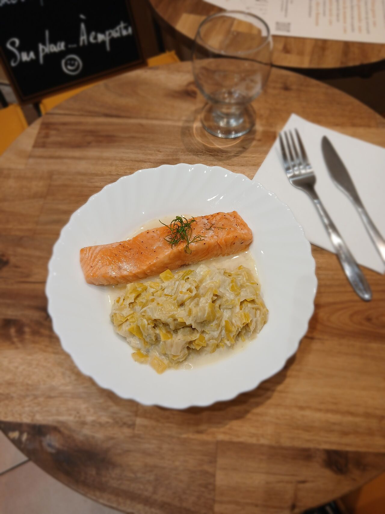 Pave de saumon cuisson sur peau fondue de poireaux