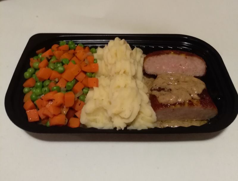 Hamburger met erwtje/Worteltjes en verse aardappelpuree